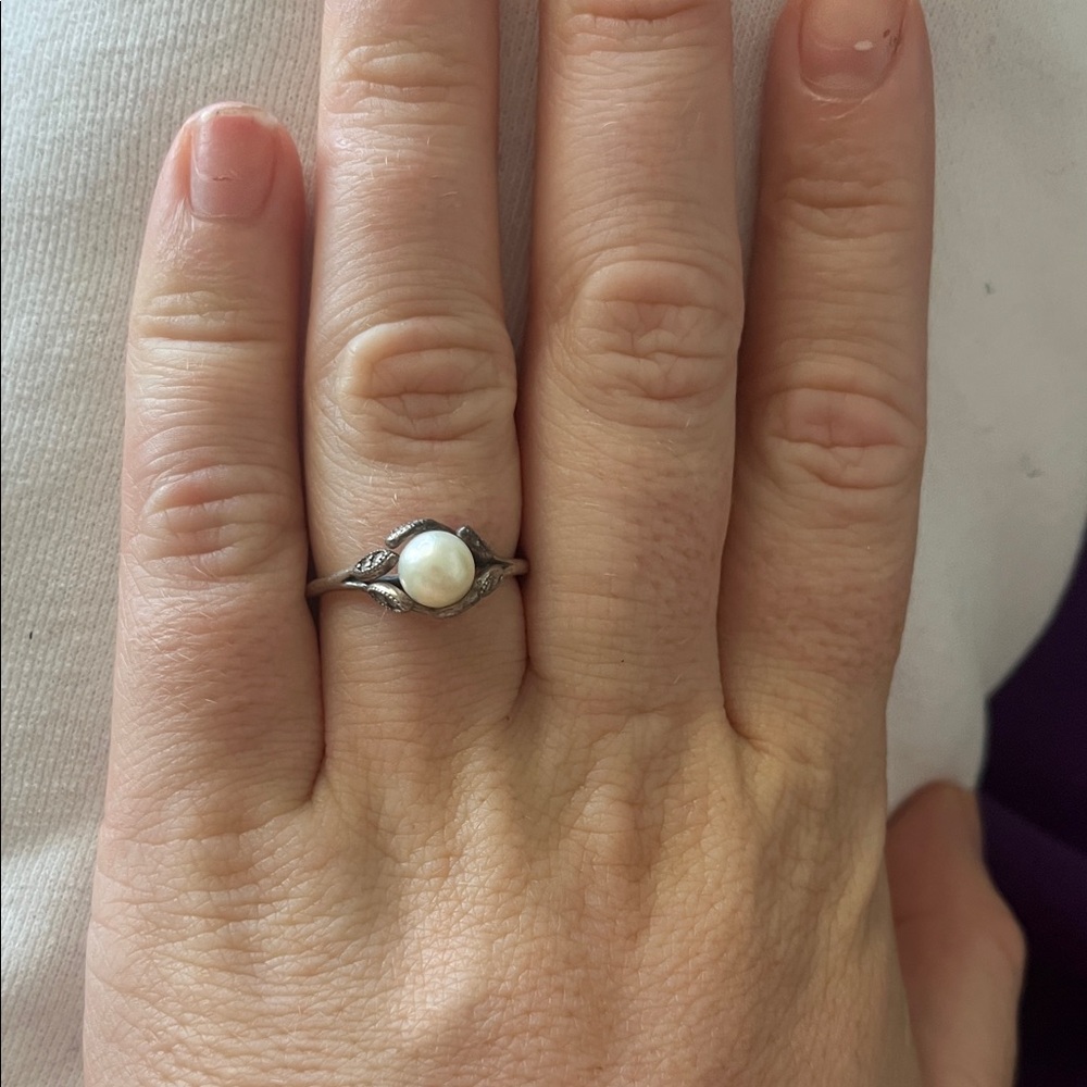 Sterling Pearl Leaf Accent Ring - White Pearl